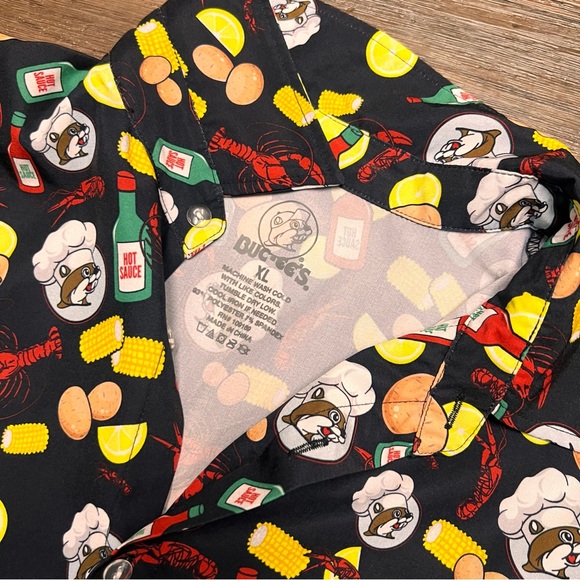 Buc-ee's Men's Multicolor Crawfish Boil Short Sleeve Button Down Shirt - Picture 2 of 3